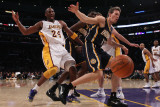 Indiana Pacers v Los Angeles Lakers: Kobe Bryant and Mike Dunleavy Photographic Print by Jeff Gross
