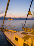 Sailboats and Bourtzi Castle in Navplion's Harbor at Twilight Lámina fotográfica por Richard Nowitz