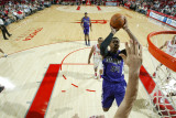 Sacramento Kings v Houston Rockets: Jason Thompson and Chuck Hayes Fotografisk trykk av Bill Baptist Sacramento Kings v Houston Rockets: Jason Thompson and Chuck Hayes Fotografisk trykk av Bill Baptist