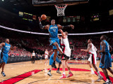 Orlando Magic v Portland Trail Blazers: Joel Pryzbilla and Dwight Howard Fotografisk tryk af Sam Forencich