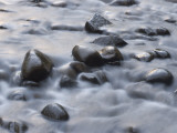 Water Rushing around Rocks in the Merced River in Yosemite Valley Lámina fotográfica por Phil Schermeister Water Rushing around Rocks in the Merced River in Yosemite Valley Lámina fotográfica por Phil Schermeister