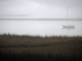 A Sailboat in the Mist Photographie par Jodi Cobb
