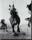 Seabiscuit Moves Ahead of War Admiral, 1938 Stretched Canvas Print by Bettmann 