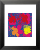 Flores, 1970 (rojo, amarillo, naranja sobre azul) Póster por Andy Warhol