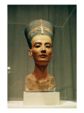 Bust of Queen Nefertiti, Front View, from the Studio of the Sculptor Thutmose at Tell El-Amarna Giclee Print by Egyptian 18th Dynasty 
