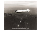 USS Macon over the Golden Gate and Pacific Fleet, 1934 Kalkomania ścienna autor Clyde Sunderland USS Macon over the Golden Gate and Pacific Fleet, 1934 Kalkomania ścienna autor Clyde Sunderland