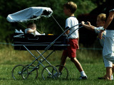 Princess Beatrice is being pushed in pram by Prince william and Harry Fotografisk tryk Princess Beatrice is being pushed in pram by Prince william and Harry Fotografisk tryk
