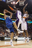Dallas Mavericks v Phoenix Suns, Phoenix, AZ - February 17: Dirk Nowitzki, Mickael Pietrus and Chan Fotografisk tryk af Christian Petersen Dallas Mavericks v Phoenix Suns, Phoenix, AZ - February 17: Dirk Nowitzki, Mickael Pietrus and Chan Fotografisk tryk af Christian Petersen