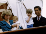 Prince Charles stands holding sons Prince William and Prince Harry with Princess Diana, Circa 1985 Fotografisk tryk Prince Charles stands holding sons Prince William and Prince Harry with Princess Diana, Circa 1985 Fotografisk tryk