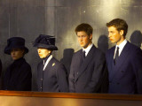 Grandchildren of the Queen Mother hold vigil in Westminster Hall over her body Fotografisk tryk Grandchildren of the Queen Mother hold vigil in Westminster Hall over her body Fotografisk tryk