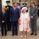 The Queen Mother celebrates 97th birthday at Clarence House with Prince Charles, Prince William and Fotografisk tryk The Queen Mother celebrates 97th birthday at Clarence House with Prince Charles, Prince William and Fotografisk tryk