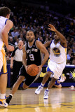 San Antonio Spurs v Golden State Warriors, Oakland, CA - January 24: Tony Parker and Reggie William Fotografisk tryk af Ezra Shaw