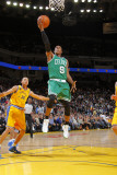 Boston Celtics v Golden State Warriors, Oakland, CA - February 22: Rajon Rondo and Stephen Curry Photographie par Rocky Widner