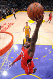 Atlanta Hawks v Los Angeles Lakers, Los Angeles, CA - February 22: Josh Smith Fotografisk tryk af Andrew Bernstein