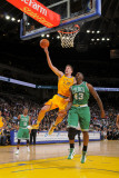 Boston Celtics v Golden State Warriors, Oakland, CA - February 22: David Lee and Kendrick Perkins Fotografisk tryk af Rocky Widner Boston Celtics v Golden State Warriors, Oakland, CA - February 22: David Lee and Kendrick Perkins Fotografisk tryk af Rocky Widner