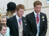 Prince Harry and Prince William after the wedding ceremony at Windsor Guildhall, for their father P Fotografisk tryk Prince Harry and Prince William after the wedding ceremony at Windsor Guildhall, for their father P Fotografisk tryk