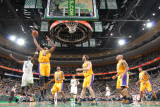 Los Angeles Lakers v Boston Celtics, Boston, MA - February 10: Andrew Bynum and Kevin Garnett Fotografisk tryk af Brian Babineau Los Angeles Lakers v Boston Celtics, Boston, MA - February 10: Andrew Bynum and Kevin Garnett Fotografisk tryk af Brian Babineau
