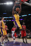 Atlanta Hawks v Los Angeles Lakers, Los Angeles, CA - February 22: Andrew Bynum Photographie par Jeff Gross