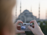 Tourist Taking Photo of Blue Mosque, Sultanahmet Photographie par Holger Leue