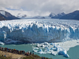 Visitors Viewing Glacier Perito Moreno from Catwalk Photographie par Douglas Steakley