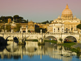 St Peter's Basilica from the Tiber River Fotografie-Druck von Glenn Beanland