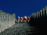 Hikers Climbing the Ancient Great Wall of China Fotografie-Druck von Keren Su
