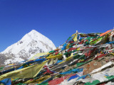 Prayer Flags on Mountain Pass, Snow-Capped Qugongla in Distance, Between Lhasa and Shigatse Photographie par Keren Su