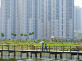 People on Walking Trail Through the Hong Kong Wetland Park, Tin Shui Wai, New Territories Photographie par Michael Coyne
