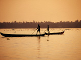 Two Men Poling Canoes on Vembanad Lake Photographie par Craig Pershouse