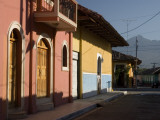 Colourful Houses on Street with Volcán Mombacho in Background Fotografisk tryk af Margie Politzer Colourful Houses on Street with Volcán Mombacho in Background Fotografisk tryk af Margie Politzer