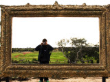 Man Taking Photo Inside Giant Frame Overlooking Werribee Open Range Zoo Fotografie-Druck von Michelle Bennett