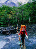 Hiker Crossing Rio Brian on Paine Circuit Trekking Route Photographie par Gareth McCormack