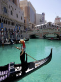 The Venetian Hotel and Gondola Photographie par Carol Polich