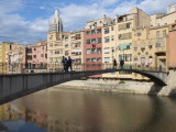 People Crossing Pont D'En Gomez Above Onyar River before Colourful Old Buildings Photographie par Craig Pershouse