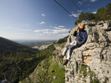 Man Suspended on Flying Fox Watching over Village of Cazorla Lámina fotográfica por Diego Lezama Man Suspended on Flying Fox Watching over Village of Cazorla Lámina fotográfica por Diego Lezama