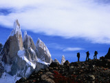 Hikers on a Ridge Dwarfed by Cerro Torre Photographie par Gareth McCormack