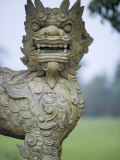 Statue in Gardens of Hue Imperial City Citadel Photographie par Holger Leue