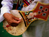 Playing Guitar at Norbulingka Photographie par Juliet Coombe