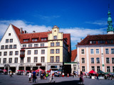 The Town Hall Square of Tallinn is Dominated by the Only Surviving Gothic Town Hall in N. Europe Photographie par Craig Pershouse