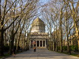 Tree-Flanked Footpath Leading to Grant's Tomb, Riverside Drive at West 122nd Street Fotografisk trykk av Michelle Bennett Tree-Flanked Footpath Leading to Grant's Tomb, Riverside Drive at West 122nd Street Fotografisk trykk av Michelle Bennett