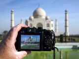 Tourist Taking Picture of Taj Mahal Photographie par Huw Jones