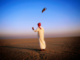 Arab Handler Swinging Lure During Hunting Falcon Training Exercise in Desert Lámina fotográfica por Mark Daffey