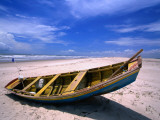 Boat on Beach, Cabure Lámina fotográfica por John Pennock Boat on Beach, Cabure Lámina fotográfica por John Pennock