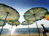 Ice-Cream Seller Walking by Beach Umbrellas, Surin Beach Lámina fotográfica por Felix Hug