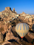 Hot-Air Ballooning over Town Lámina fotográfica por Dallas Stribley