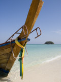 Bow of Traditional Longtail Boat with Cloth to Appease Sea Spirits Photographie par Holger Leue