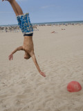 Boys Jumping at Las Arenas Beach Photographie par Krzysztof Dydynski