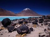 Volcan Licancabor Rising Beyond Lake Verde, Kept Unfrozen at High Altitude by Alkali Salts Photographie par Karl Lehmann