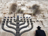 The Wailing Wall and Hanuka Chandelier Photographie par Izzet Keribar