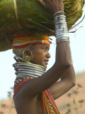 Portrait of a Bondo Woman Carrying a Load on Her Head Walking to Market, Early Morning Photographie par Keren Su